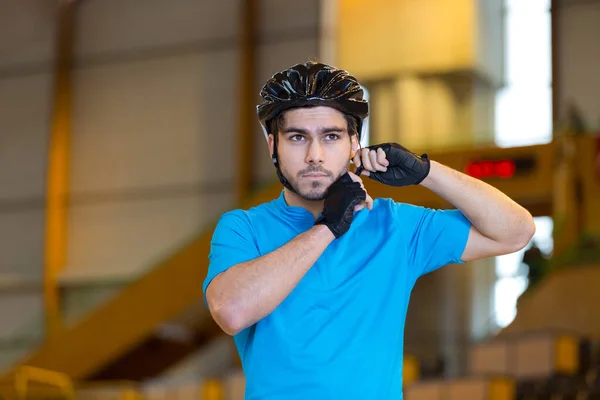 Erkek Bisikletçi Kaskını Takıyor — Stok fotoğraf