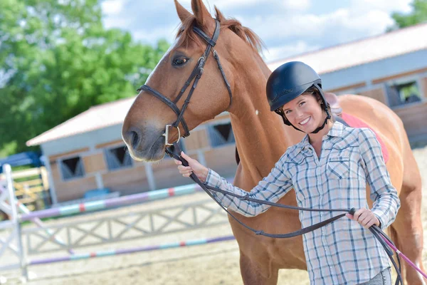 Ritratto Donna Che Indossa Cappello Equitazione Con Cavallo — Foto Stock