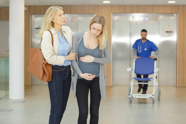 Zwangere Vrouw Die Het Kraamziekenhuis Met Pijn Aankomt — Stockfoto