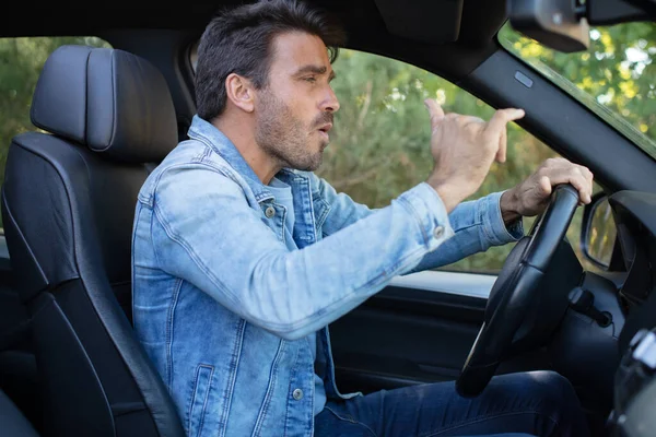 Arabasında Dans Edip Müzik Dinlemekten Mutlu Bir Sürücü — Stok fotoğraf