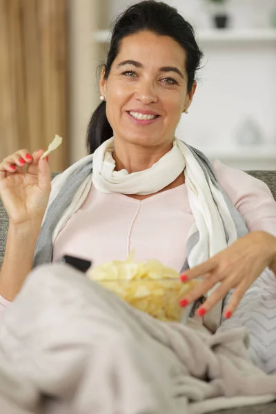 Mujer Casa Viendo Televisión Comiendo Patatas Fritas — Foto de Stock