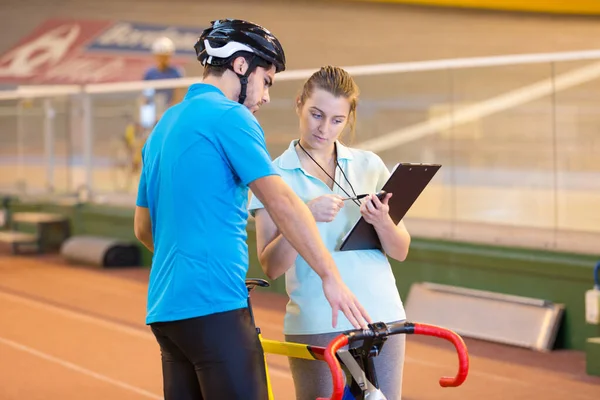 Kvinnlig Tränare Velodrome Med Cyklist — Stockfoto