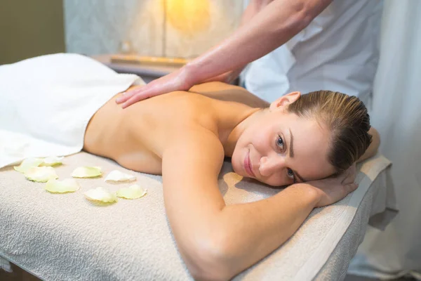 Femme Bénéficiant Massage Relaxant Dos — Photo
