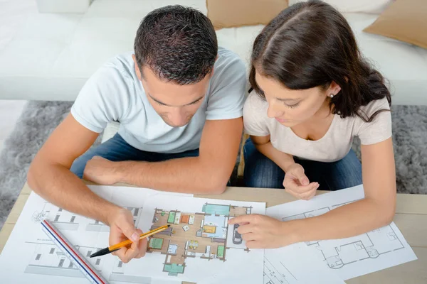 Couple Studying Floorplans — Stock Photo, Image
