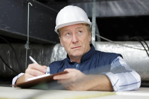 Mature Inspector Looking Roof Space — Stock Photo, Image