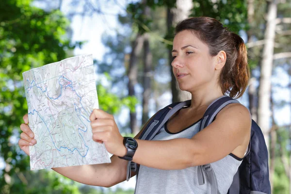 Mulher Com Mochila Verificando Mapa — Fotografia de Stock