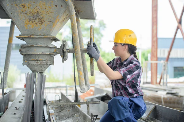 Constructor Femenino Utilizando Mezclador Cemento Sitio Construcción — Foto de Stock