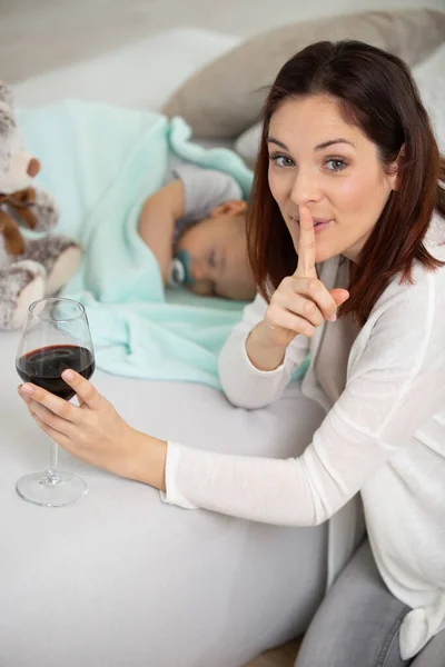 Secretive Mum Has Glass Wine While Baby Sleeps — Stock Photo, Image