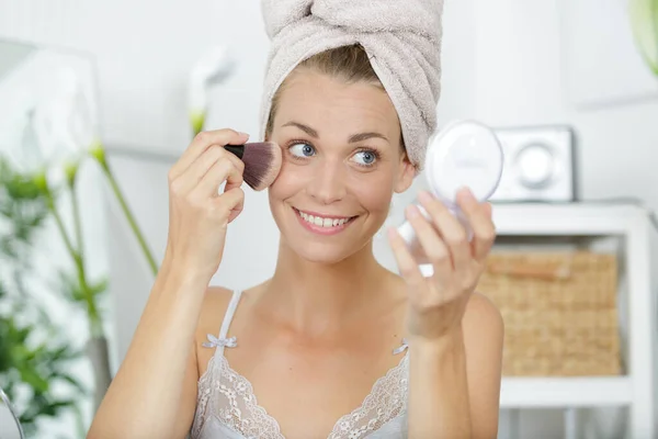 Naturalny Makijaż Kobieta Ręcznikiem Głowy — Zdjęcie stockowe