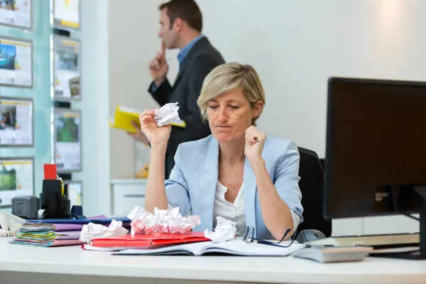Femme Affaires Frustrée Dans Son Bureau — Photo