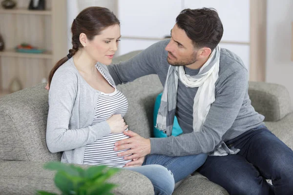 Traurige Schwangere Kämpft Mit Ihrem Mann — Stockfoto