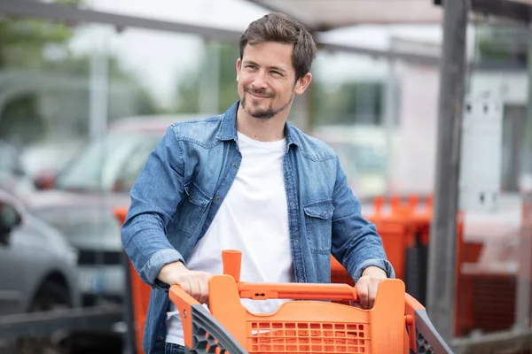 Alışveriş Arabalı Mutlu Bir Adam — Stok fotoğraf