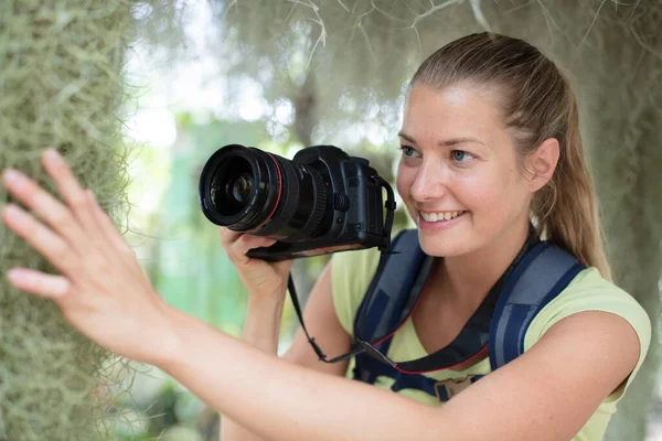 Mulher Segurando Uma Câmera Procurando Composição — Fotografia de Stock
