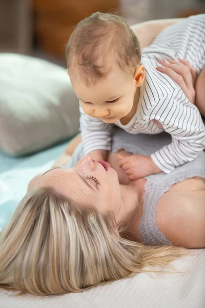 Jeune Mère Jouant Avec Son Bébé Mignon Sur Lit Intérieur — Photo