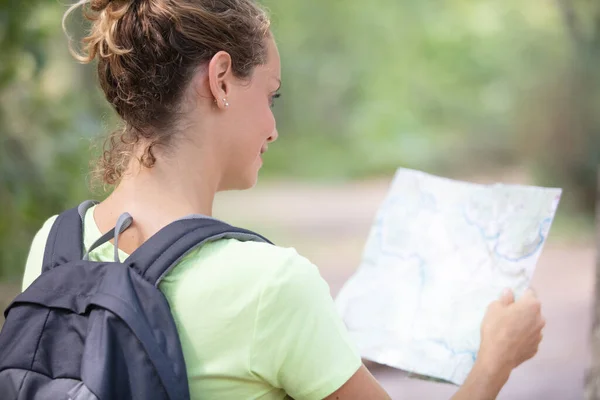 Viajero Mujer Con Mochila Mapa Busca Direcciones Bosque — Foto de Stock