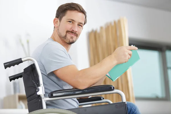 Deficiente Físico Homem Cadeira Rodas Com Livro — Fotografia de Stock