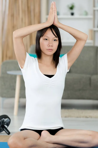Donna Casa Facendo Yoga — Foto Stock