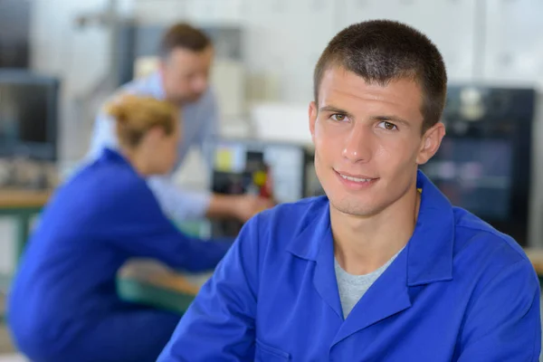 Retrato Jovem Engenheiro Masculino Vestindo Jaqueta Azul — Fotografia de Stock