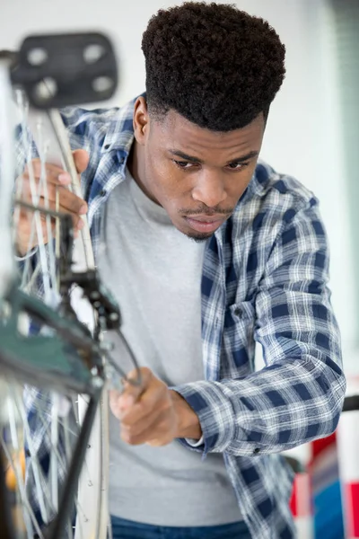 Mecânico Masculino Trabalhando Roda Bicicleta — Fotografia de Stock