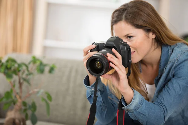 Fotógrafa Mujer Está Utilizando Una Cámara Fotográfica Digital —  Fotos de Stock