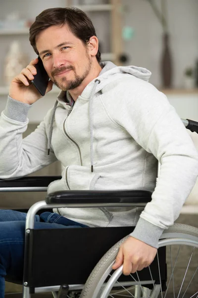 Przystojny Człowiek Wózku Inwalidzkim Rozmowy Jego Telefon Uśmiecha Się — Zdjęcie stockowe