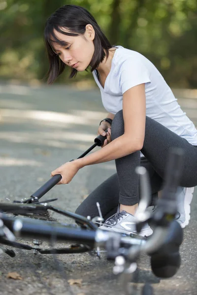 Donna Pompaggio Fino Pneumatico Bici Utilizzando Piccola Pompa Mano — Foto Stock