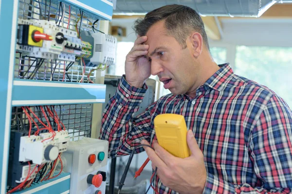 Bir Adam Voltaj Sorununu Çözüyor — Stok fotoğraf