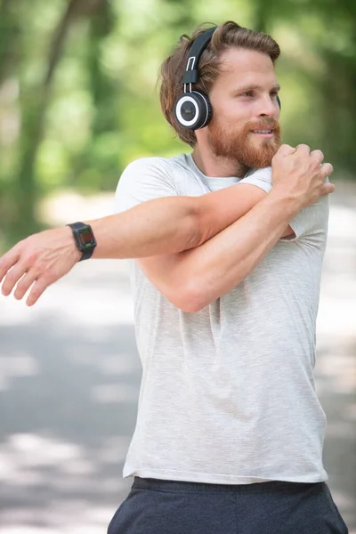 Hombre Estira Antes Correr —  Fotos de Stock