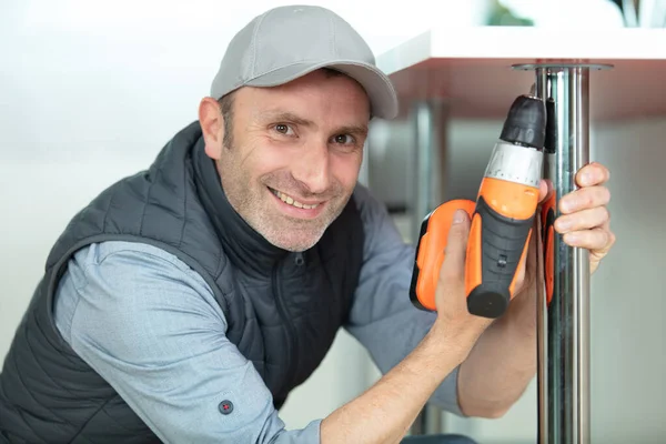 Man Hantverkare Som Arbetar Med Elektrisk Borrmaskin — Stockfoto
