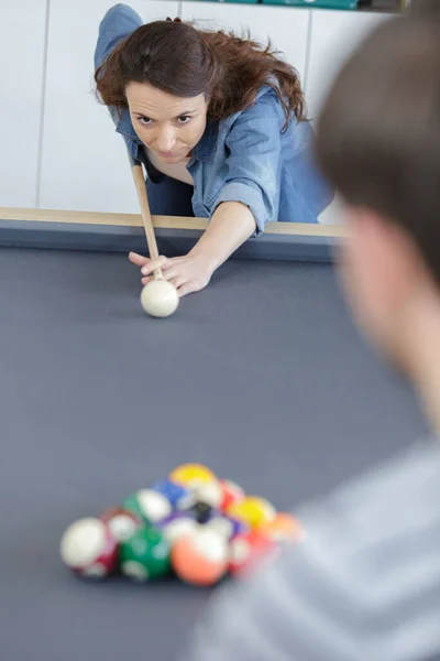 Woman Playing Snooker — Stock Photo, Image