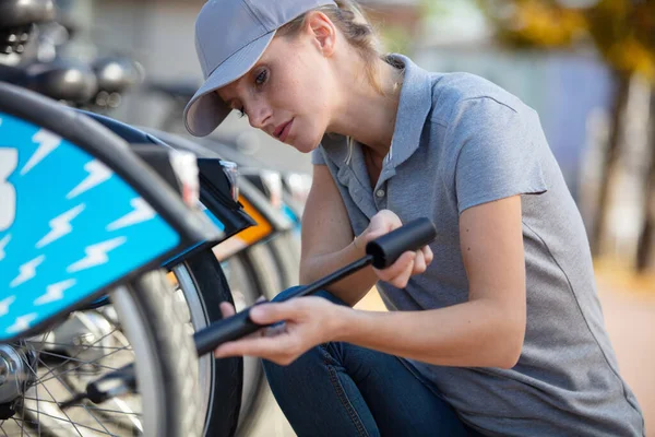 Frau Pumpt Reifen Mit Fahrradpumpe Auf — Stockfoto