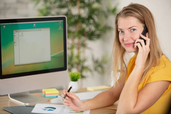 忙しい現代オフィスでの携帯電話上の女性 — ストック写真