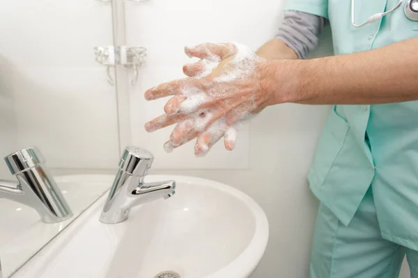 Nahaufnahme Eines Arztes Der Sich Die Hände Wäscht — Stockfoto