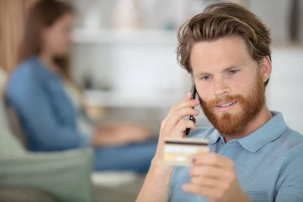 Man Betalen Met Credit Card Telefoon — Stockfoto
