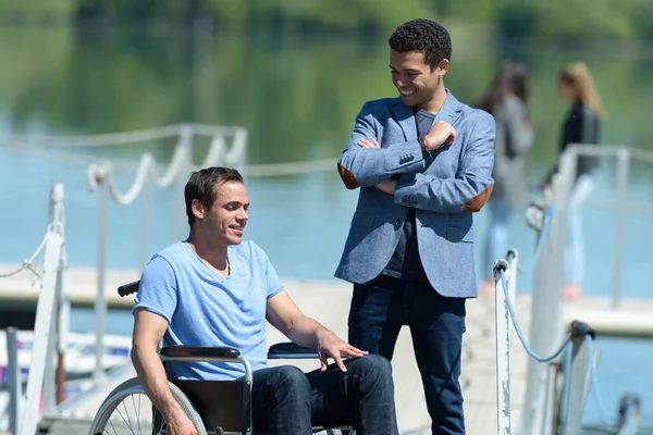 Ανάπηρος Νεαρός Αναπηρική Καρέκλα Φίλο Στη Λίμνη — Φωτογραφία Αρχείου