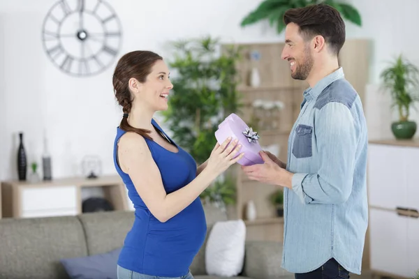 Man Geeft Een Geschenk Aan Zijn Zwangere Vrouw — Stockfoto