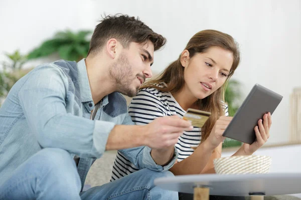 Para Używająca Tabletu Posiadająca Kartę Kredytową — Zdjęcie stockowe