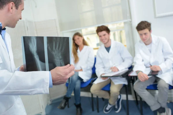 Arzt Mit Röntgenaufnahmen Vor Der Klasse Der Schüler — Stockfoto
