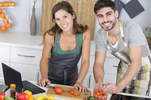 Belo Jovem Casal Sorrindo Enquanto Cozinha Comida Saudável — Fotografia de Stock
