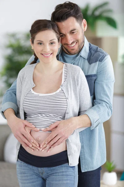 Šťastný Pár Těhotenských Fotografií — Stock fotografie