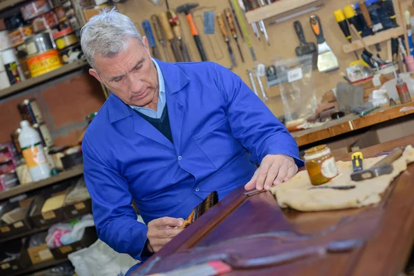 Senior Handwerker Bemalt Holzschrank — Stockfoto