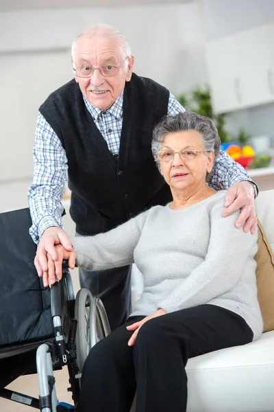 Seniorenpaar Schaut Hause Die Kamera — Stockfoto