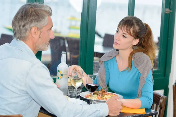 男人和女人牵着手穿过餐桌 — 图库照片