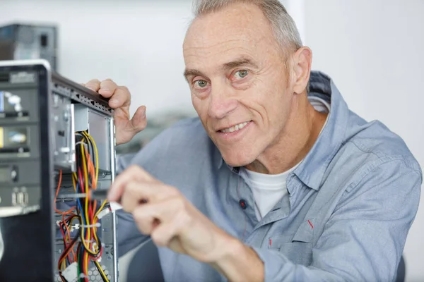Senioren Repareren Van Een Computer Thuis — Stockfoto