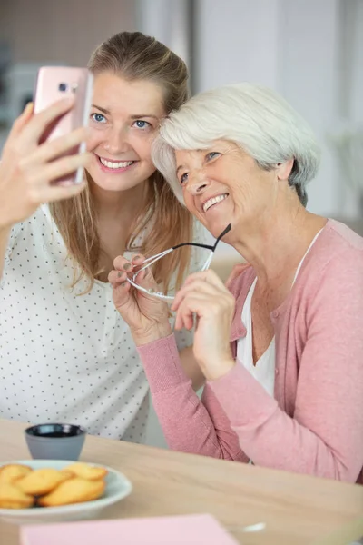 Vrolijk Jong Dame Met Oma Het Nemen Van Een Selfie — Stockfoto