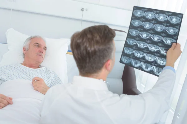 Medici Che Controllano Pazienti Radiografia Camera Ospedale — Foto Stock