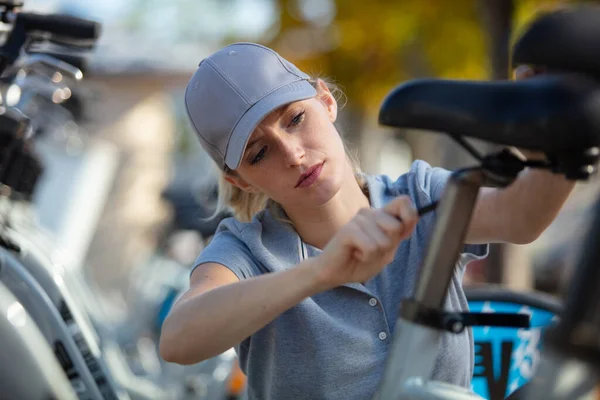 Güzel Beyaz Kadın Bisikleti Tamir Ediyor — Stok fotoğraf