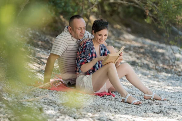 幸せなカップルはショラ湖で本を読んで — ストック写真