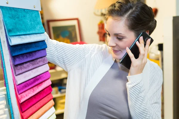 Güzel Kadın Tasarımcı Ile Office Tekstil Renk Örnekleri — Stok fotoğraf