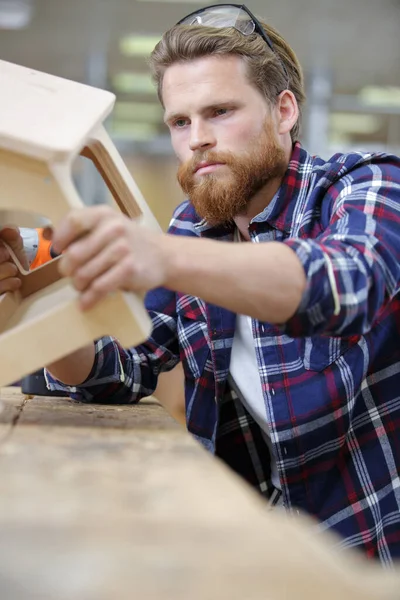 Мужчина Работает Деревообрабатывающей Мастерской — стоковое фото